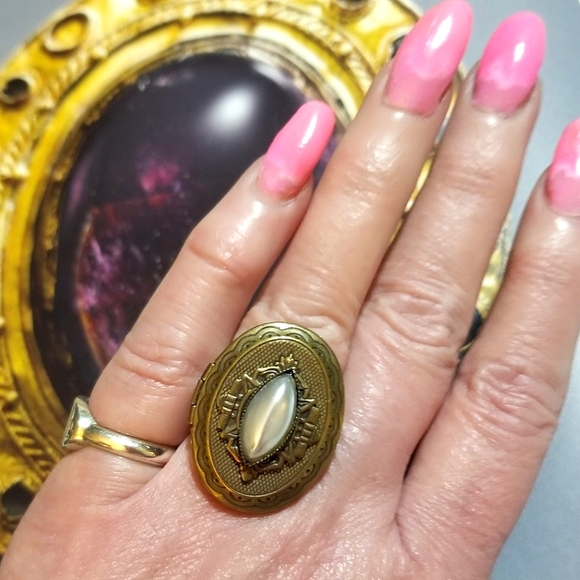 Retired Jan Michaels Locket Ring with Faux Pearl - Picture 7 of 7